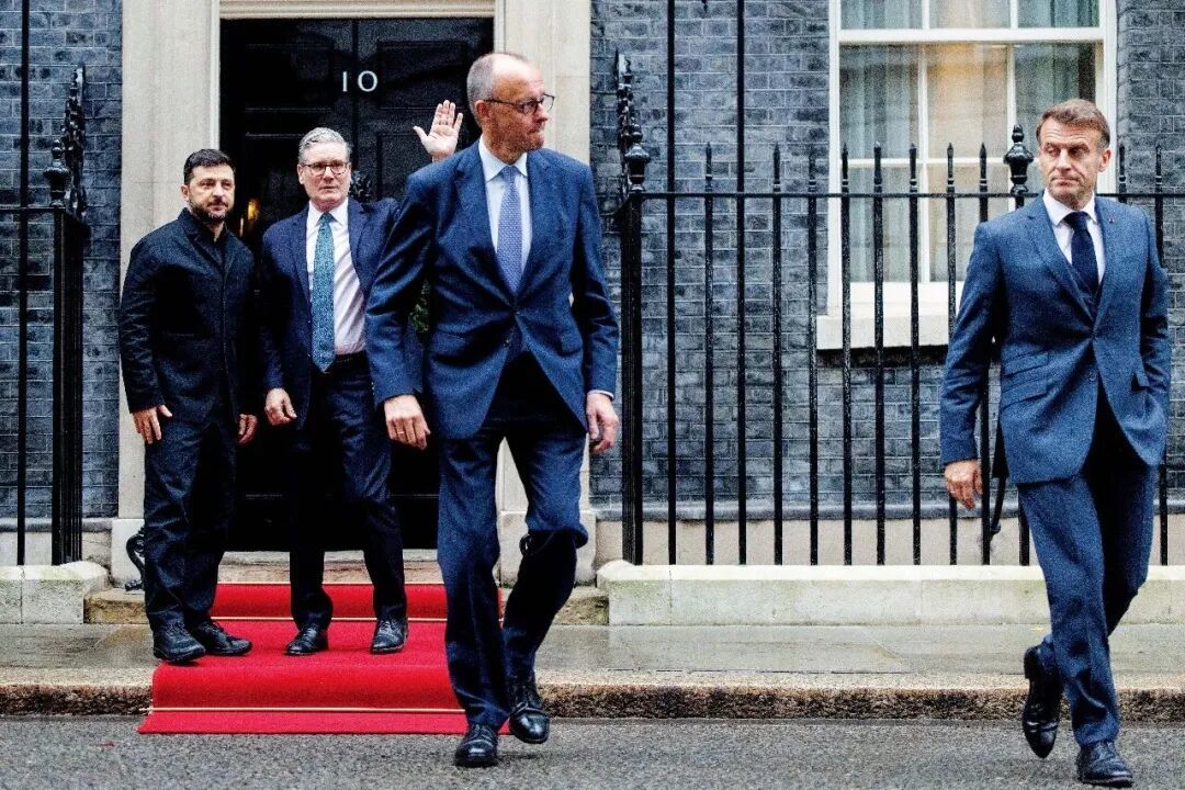 2025年12月8日,英国伦敦,(左起)乌克兰总统泽连斯基、英国首相斯塔默、德国总理默茨和法国总统马克龙在唐宁街10号首相府会谈后离开。图/视觉中国