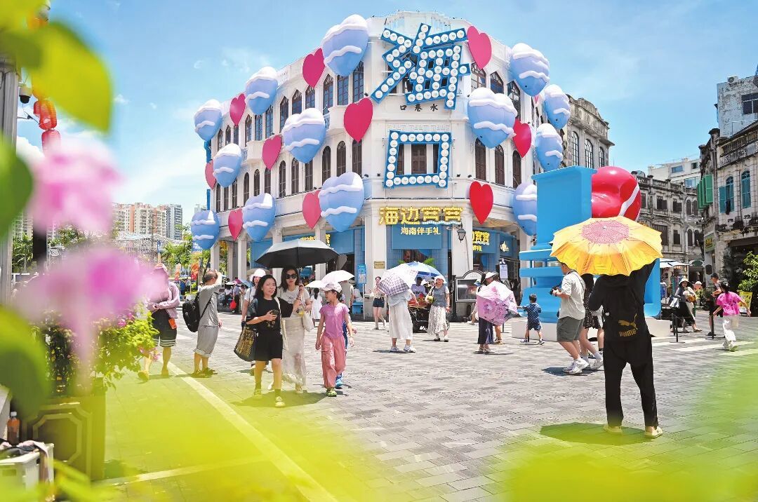 市民游客在海口骑楼老街水巷口打卡。本报记者 石中华 摄 .jpg