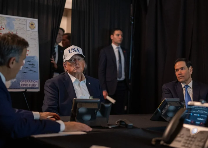 美国总统特朗普在佛罗里达州海湖庄园全程关注美军空袭进展。