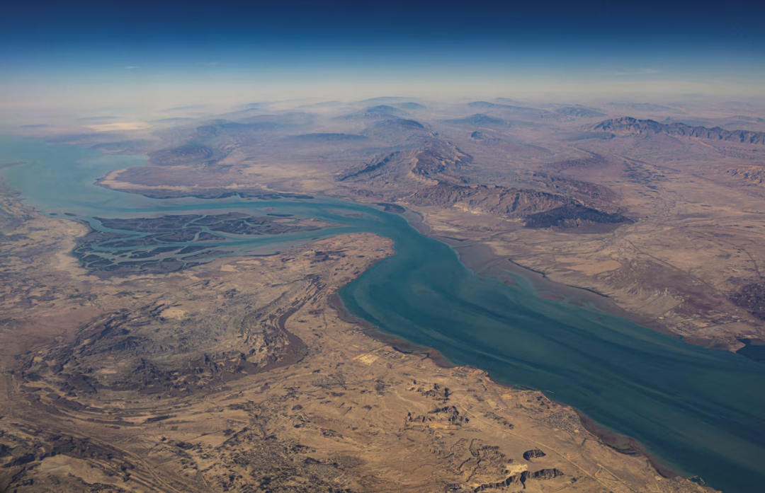 霍尔木兹海峡是石油和天然气运输的重要航道，目前因军事冲突已实质上被封锁。