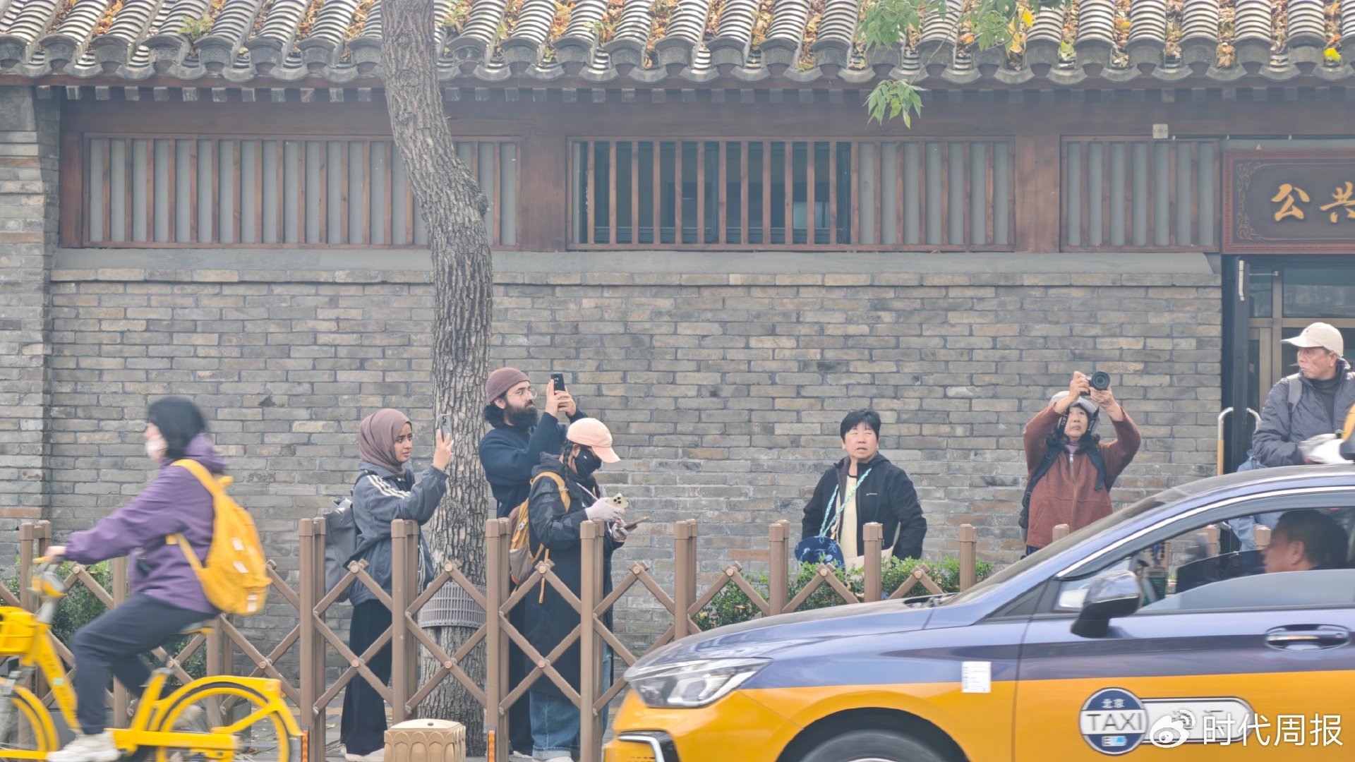 外国游客在北京街头拍摄秋景 图源:时代周报记者