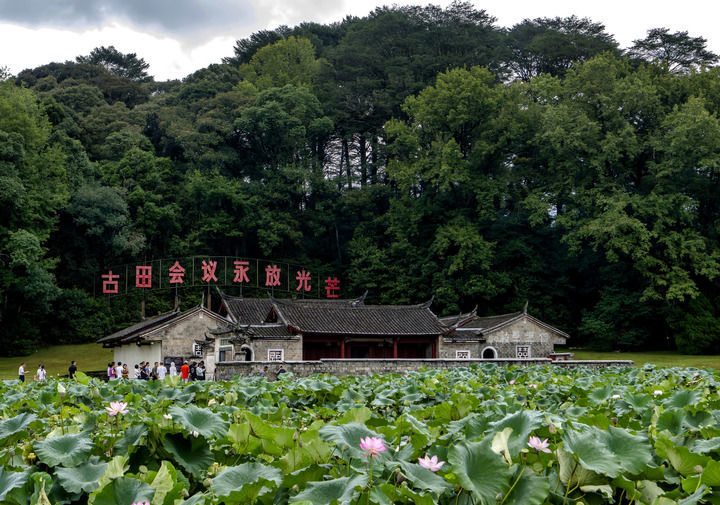游客在福建龙岩上杭县古田镇的古田会议会址景区参观(2024年8月29日摄)。新华社记者 魏培全 摄