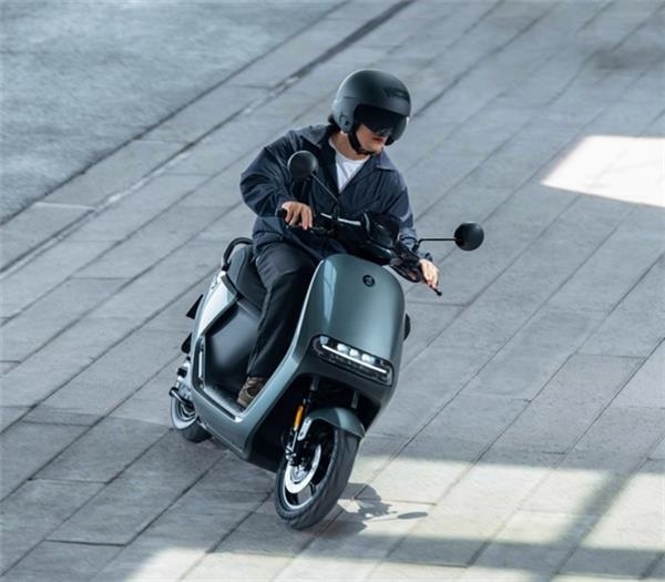 全球都在抢！中国电动摩托车海外彻底火了：产能全开、订单排到明年8月份
