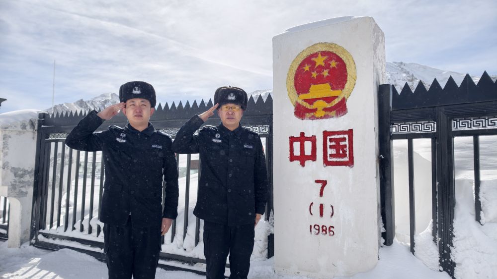 新春来临之际，红其拉甫出入境边防检查站执勤民警在界碑前向祖国人民问候新春。（依热凡江 摄）