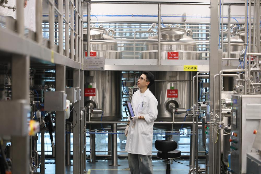 6月18日，科研人员在中国科学院天津工生所智能生物制造中试平台工作。新华社记者 李然 摄
