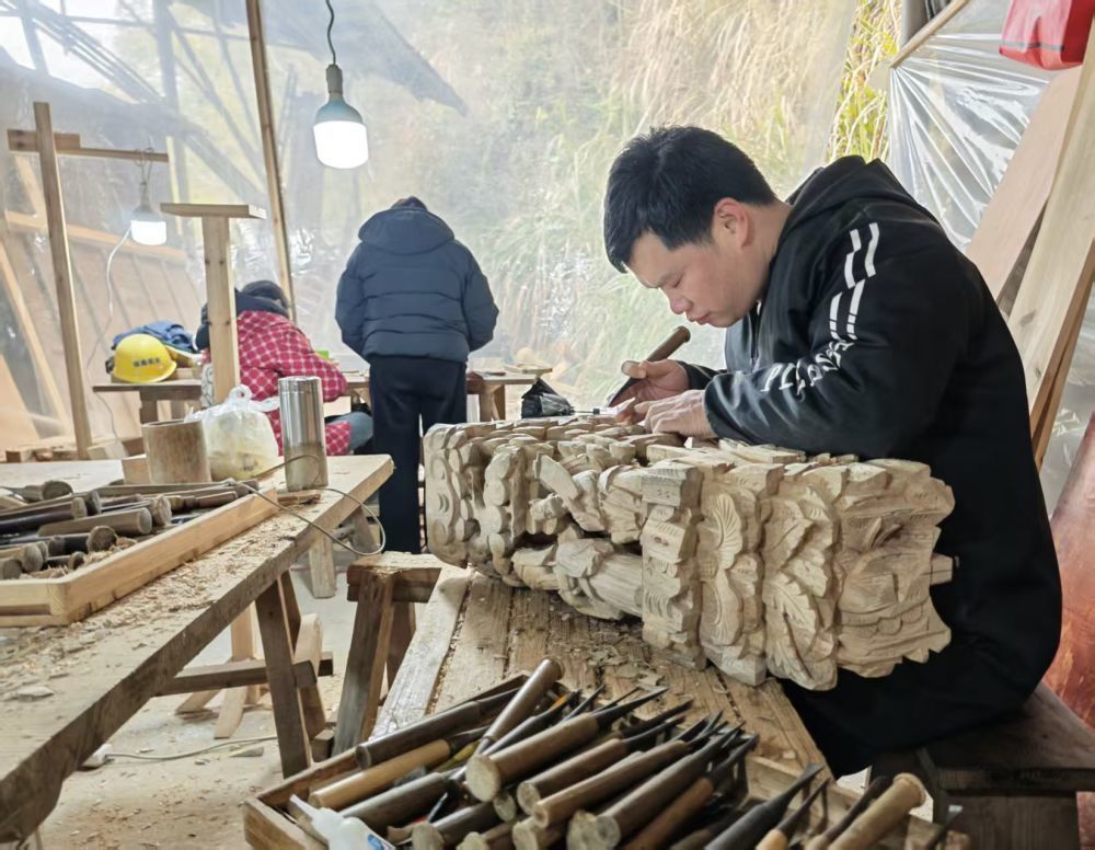 徐家田正给一只“牛腿”做最后的修光（2026年2月5日摄）。新华社记者赖星 摄