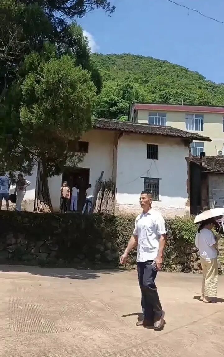 游客到王虹旧宅参观 （视频截图）
