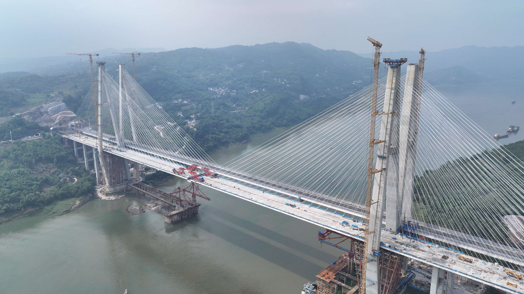 石沱长江大桥公路桥合龙现场。受访者供图
