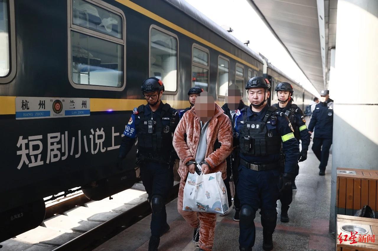 ▲嫌疑人被押解回兰州