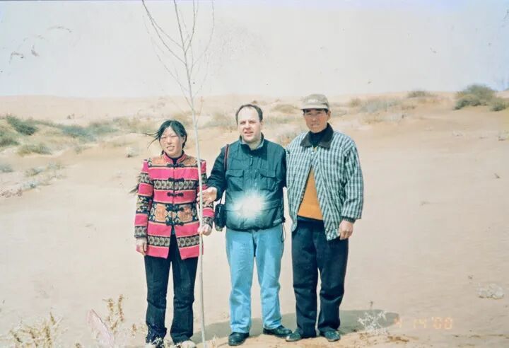 2000年,“赛考斯”(中)与殷玉珍夫妇在毛乌素沙地合影(资料照片)。
