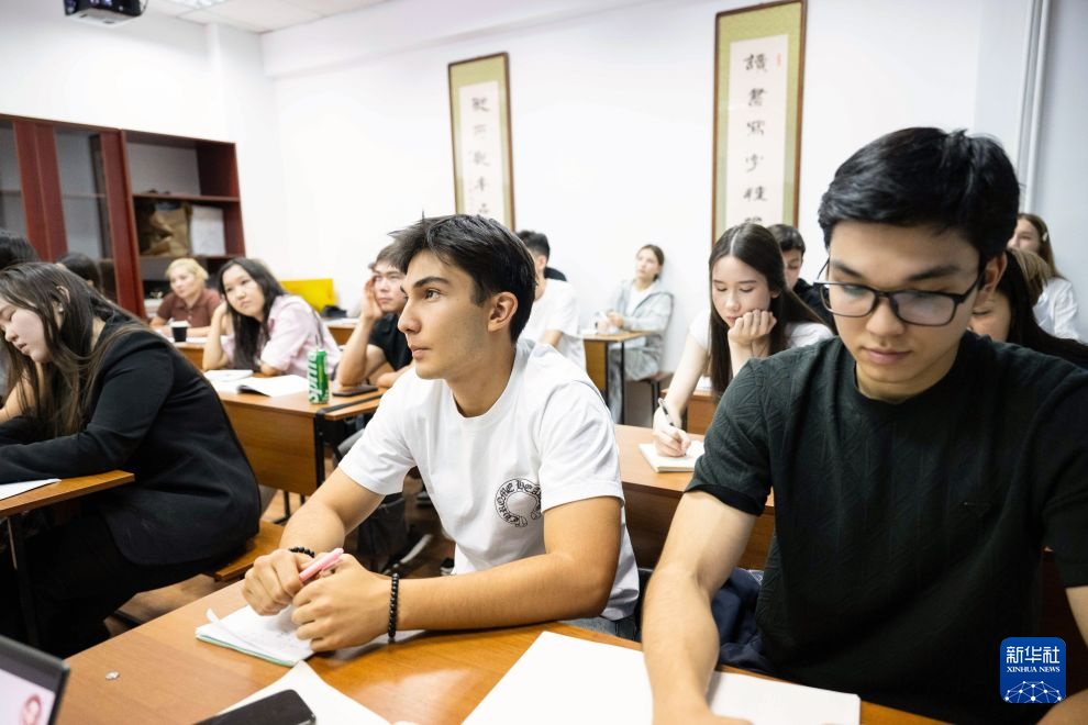 9月24日,在哈萨克斯坦阿拉木图,学生在阿里·法拉比哈萨克国立大学孔子学院上课。新华社记者 李任滋 摄