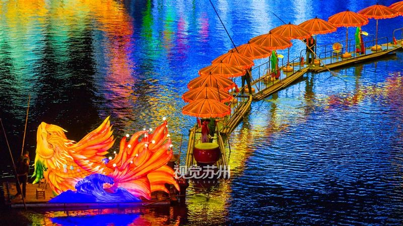 9月29日晚，昆山市周庄古镇南湖湾上演非遗水乡划灯汇演。近百艘彩灯船列队巡游，灯船伴着橹声变换阵型，流光倒映粼粼碧波；江南民乐搭配光影特效，尽显“江南第一灯”独特魅力。作为昆山非遗民俗，这场水上演艺融合水乡文化，为夜游古镇的市民游客奉上如梦似幻的江南夜色盛宴，游人驻足观赏，沉浸式感受传统民俗的别样风情。