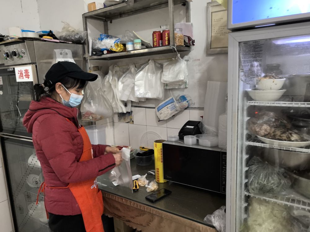 2月17日,周宗芹在她经营的饭馆里忙碌。新华社记者俞懋峰 摄