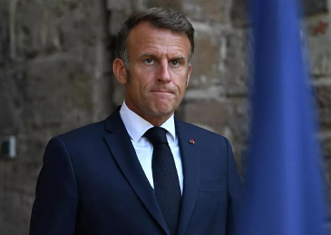 当地时间3月15日晚，法国总统马克龙表示，他与伊朗总统佩泽希齐扬通电话，表示法方成为袭击目标“不可接受”，并呼吁恢复霍尔木兹海峡通行。