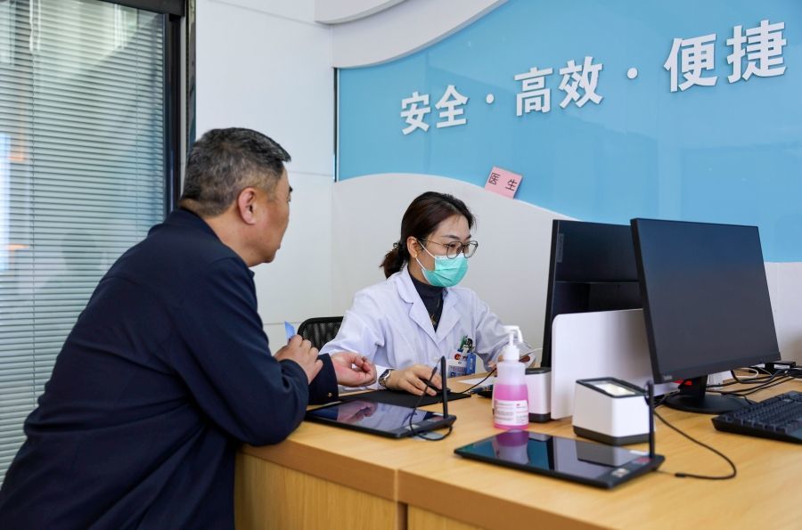 2026年4月25日，在江苏省靖江市人民医院简易门诊，患者向医生主诉病情，医生在电脑系统同步完成信息录入。新华社发（顾继红 摄）