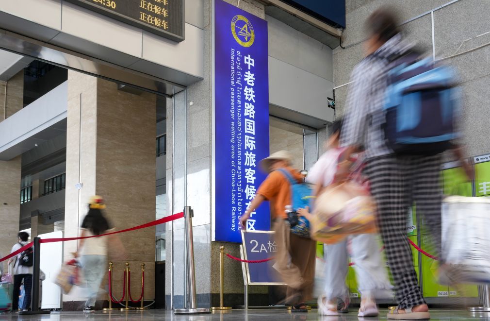 7月14日,旅客进入昆明站中老铁路国际旅客候车区。新华社记者陈欣波 摄