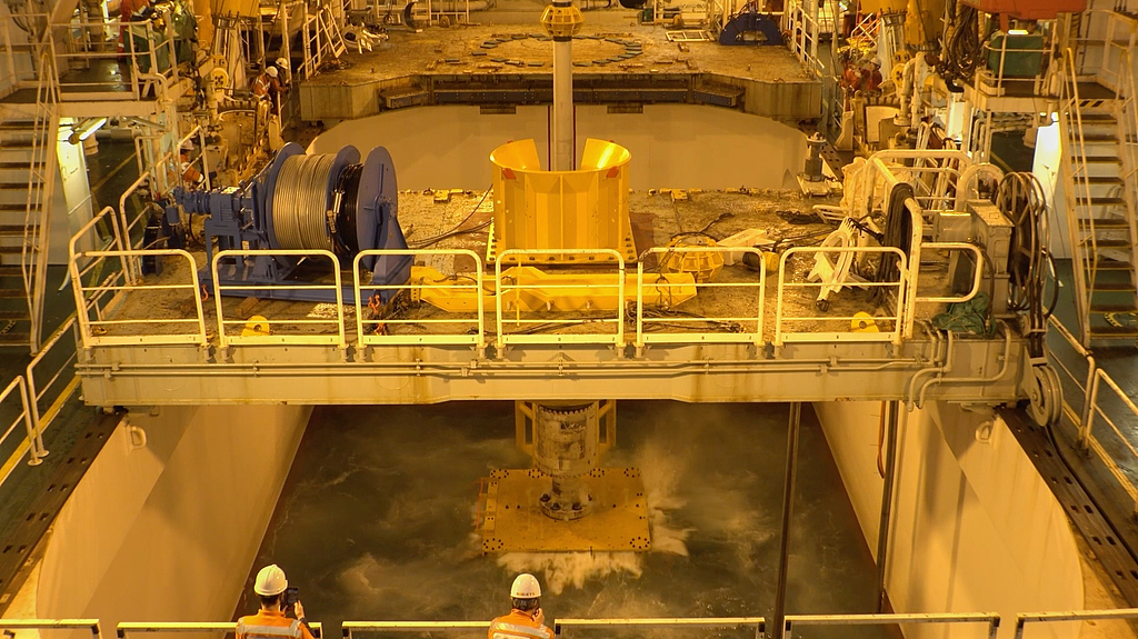 今年1月，日本南鸟岛附近，日本“地球”号深海探测船正将采矿设备降至海底。 （视觉中国）