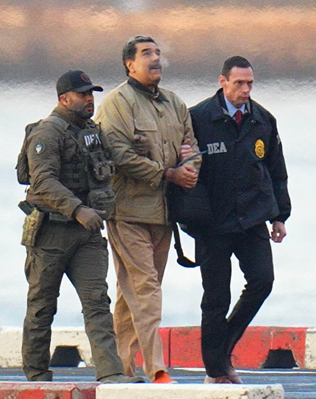 1月5日,戴着手铐的马杜罗在美国特工的押送下,登上装甲车前往曼哈顿联邦法院。视觉中国 图