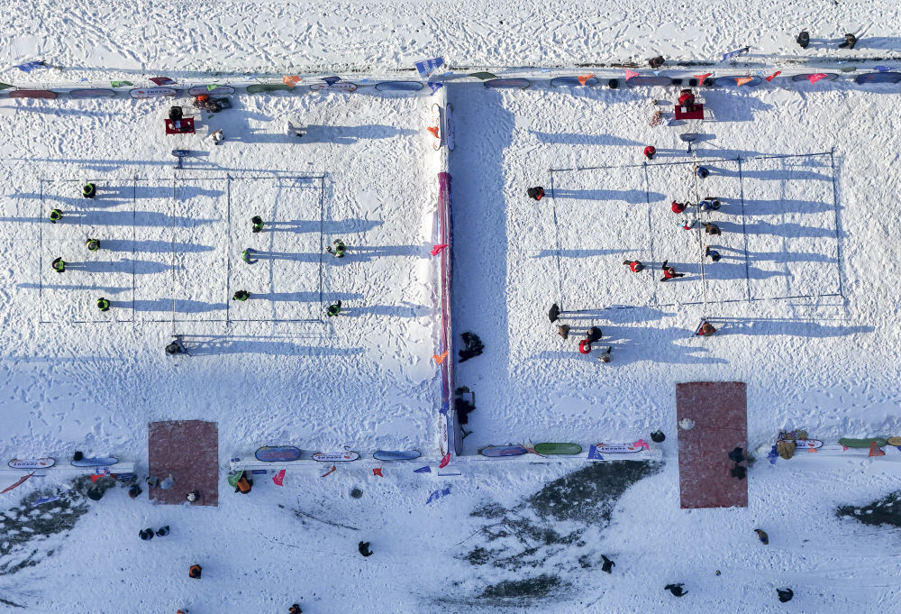 2025年12月25日，人们在第八届哈尔滨松花江冰雪嘉年华园区内体验冰上排球（无人机照片）。本届冰雪嘉年华推出近60项特色项目，为市民与游客打造多样化的冰雪体验。