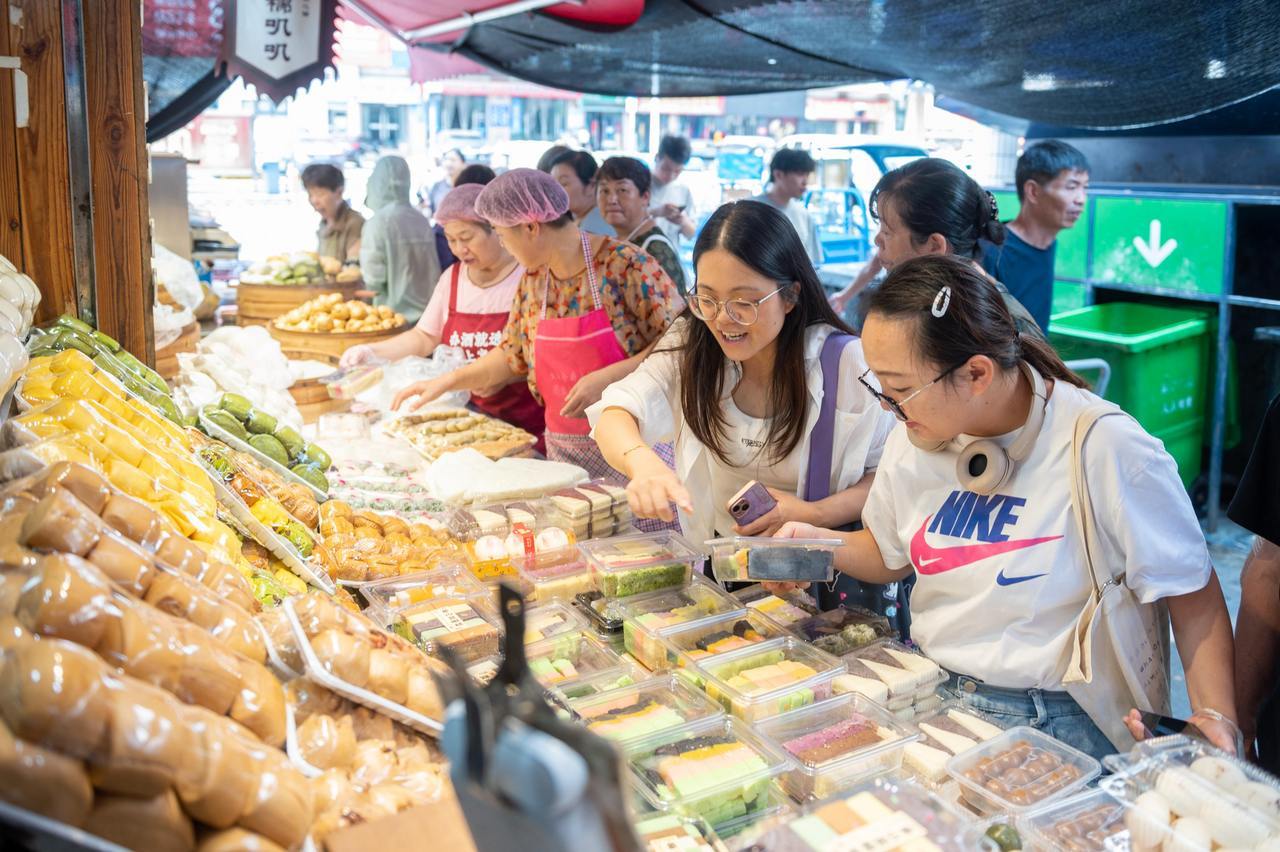 市民在丹城蓬莱菜场选购点心。.jpg