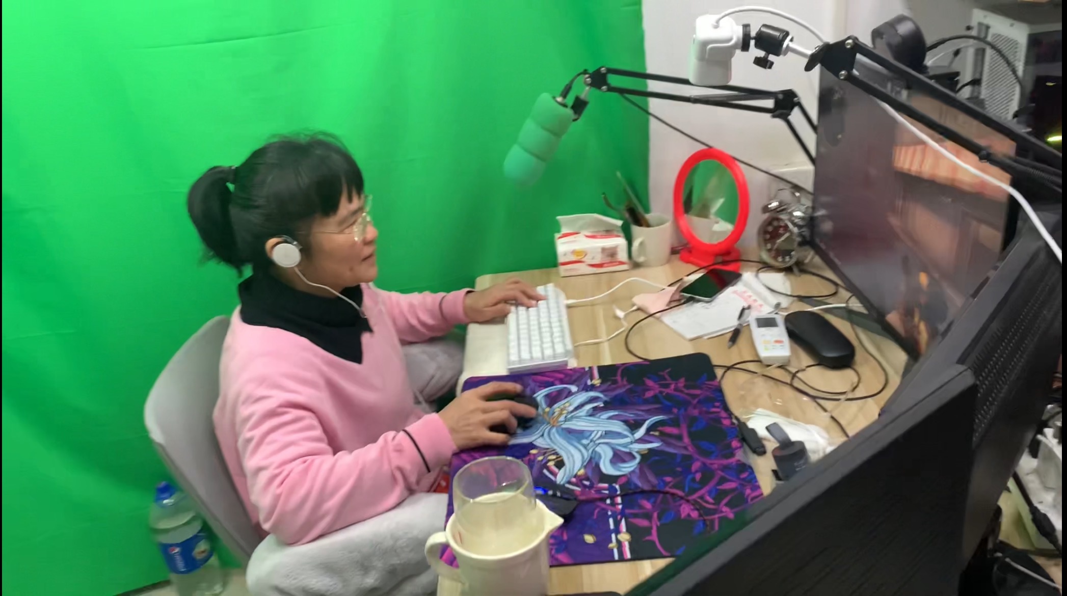 2022年2月,娟姨在简易绿幕前打游戏(受访者提供)