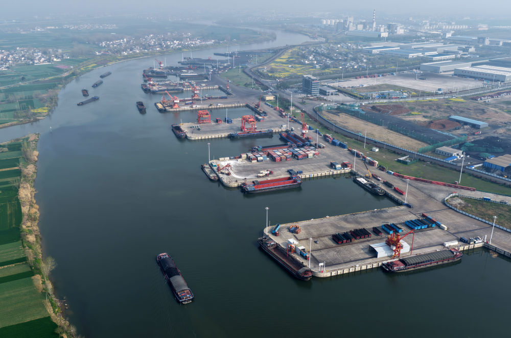 这是2026年3月31日拍摄的周口港中心港区范营作业区（无人机照片）。新华社记者李嘉南 摄