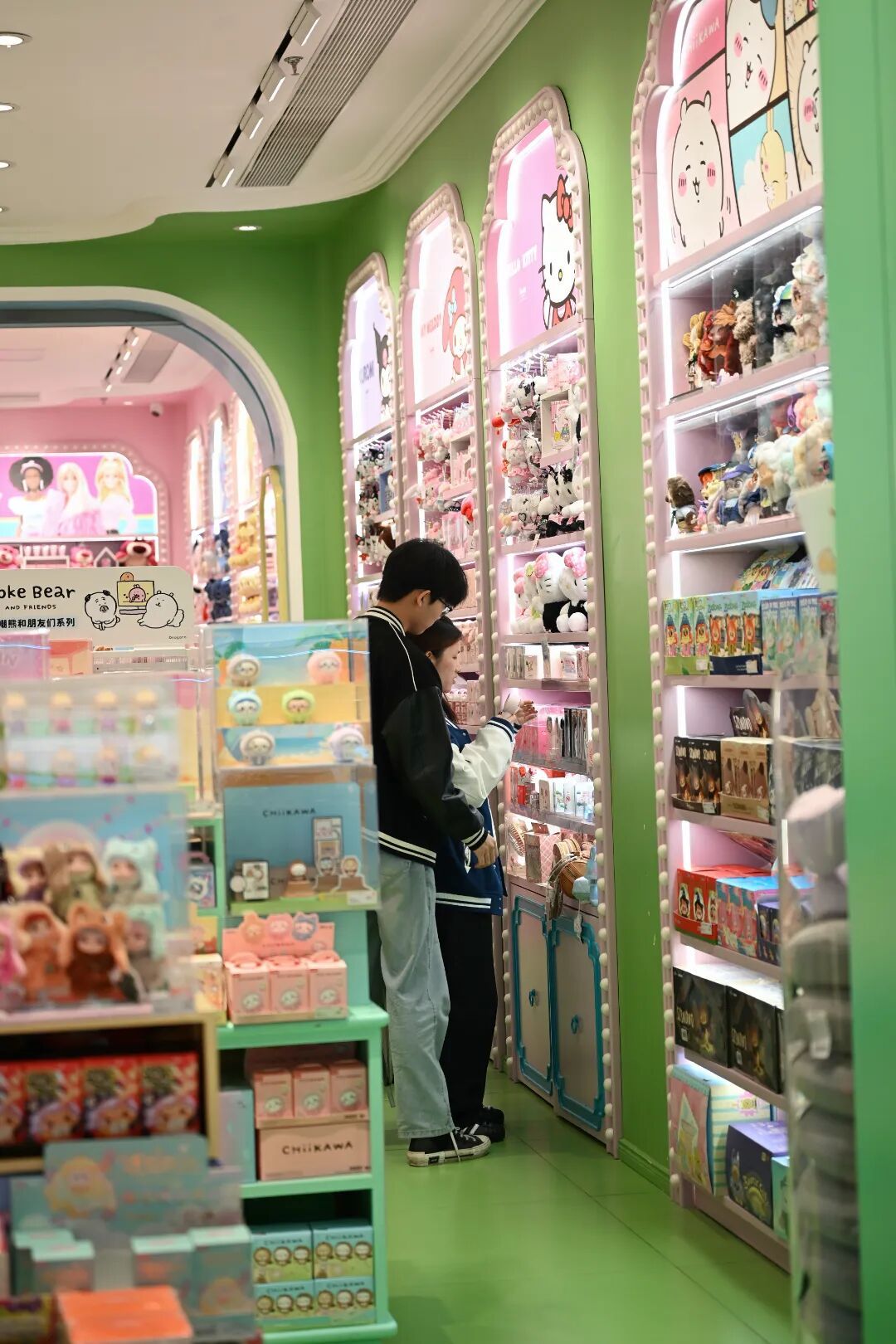 三丽鸥全国首家形象店里,消费者正在认真挑选商品。湘江早报全媒体记者 张圣贺 摄