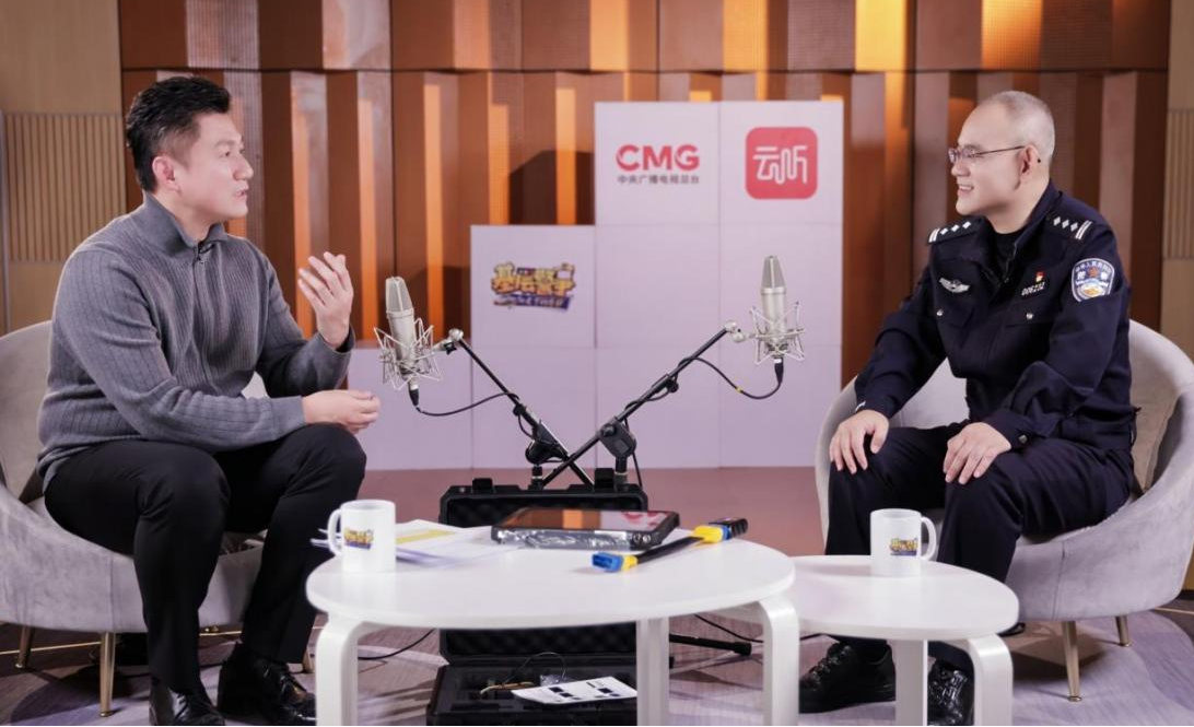 △中央广播电视总台国防军事频道主持人罗旭对话北京市公安局交通管理总队事故处理支队事故检验鉴定中队民警张雷