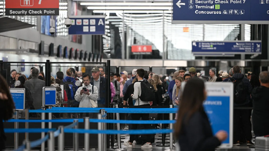 2026 年 3 月 9 日,美国伊利诺伊州芝加哥,部分政府部门停摆已持续数周,旅客在芝加哥奥黑尔机场的运输安全管理局安检口排长队等候。