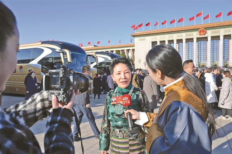 图为住藏全国政协委员卓嘎接受媒体采访。记者 陶玥 摄