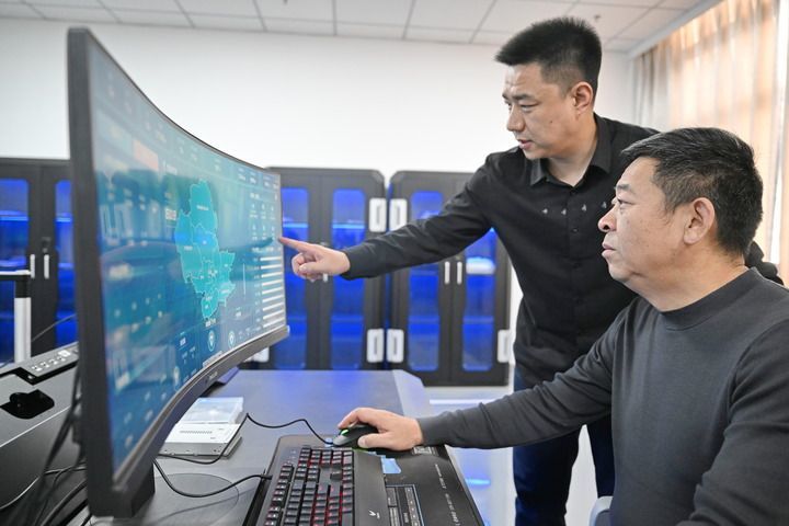 2026年10月21日,河北省承德市纪委监委大数据信息中心工作人员在进行数据查询。承德市纪委监委把数字纪检监察建设作为重点,围绕惠民资金、养老基金、高标准农田项目招投标、困难群众救助等领域,搭建大数据模型,为日常监督提供精准线索,提高监督穿透力。新华社发(王立群 摄)