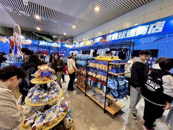 4月12日，球迷在北京五棵松体育馆环廊商店选购纪念品。新华社记者 李春宇 摄