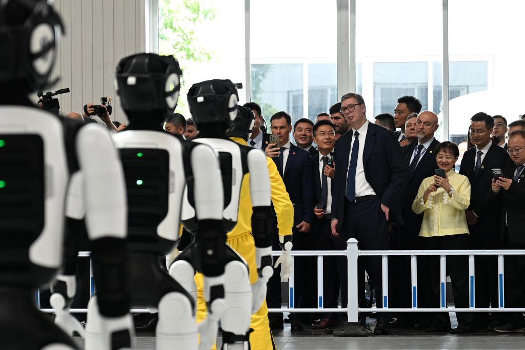 ◆ 2026年5月27日，武契奇到访浙江嘉兴的敏实集团未来工厂，深入了解人形机器人等创新领域的发展。（图源：新华社）
