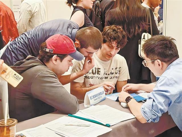 2026外籍人才招聘会在上海举行,厦企展位成为外籍人才驻足的热点。(市人社局 供图)