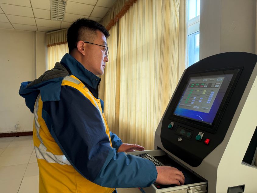图为拉萨基础设施段安多信号工区工长张晓忠正在操作演示道岔融雪系统车站控制终端。记者 万靖 摄