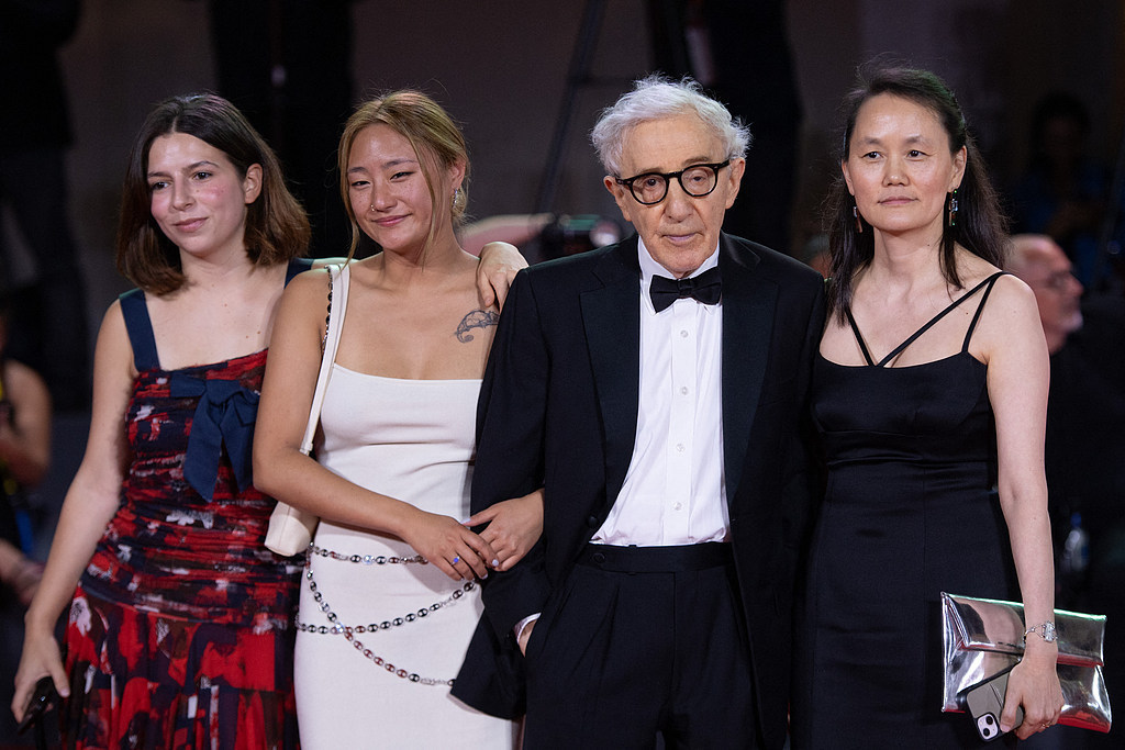 2023年,伍迪·艾伦与小女儿曼兹(左一)、大女儿贝谢(左二)及妻子宋宜(右一)出席威尼斯电影节。