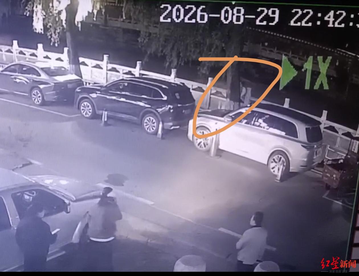 ▲闺蜜发现刘女士姐姐欲跳河时准备将其拉住