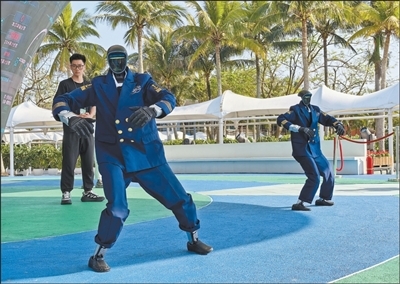 智能机器人在博鳌亚洲论坛2026年年会现场表演。　　本报记者 翟钦奇摄