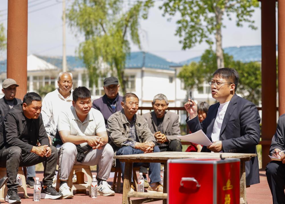 2026年4月19日,江苏省宿迁市泗洪县上塘镇垫湖村党委书记(右一)向村民代表介绍今年拟办的民生实事。新华社发(许昌亮 摄)