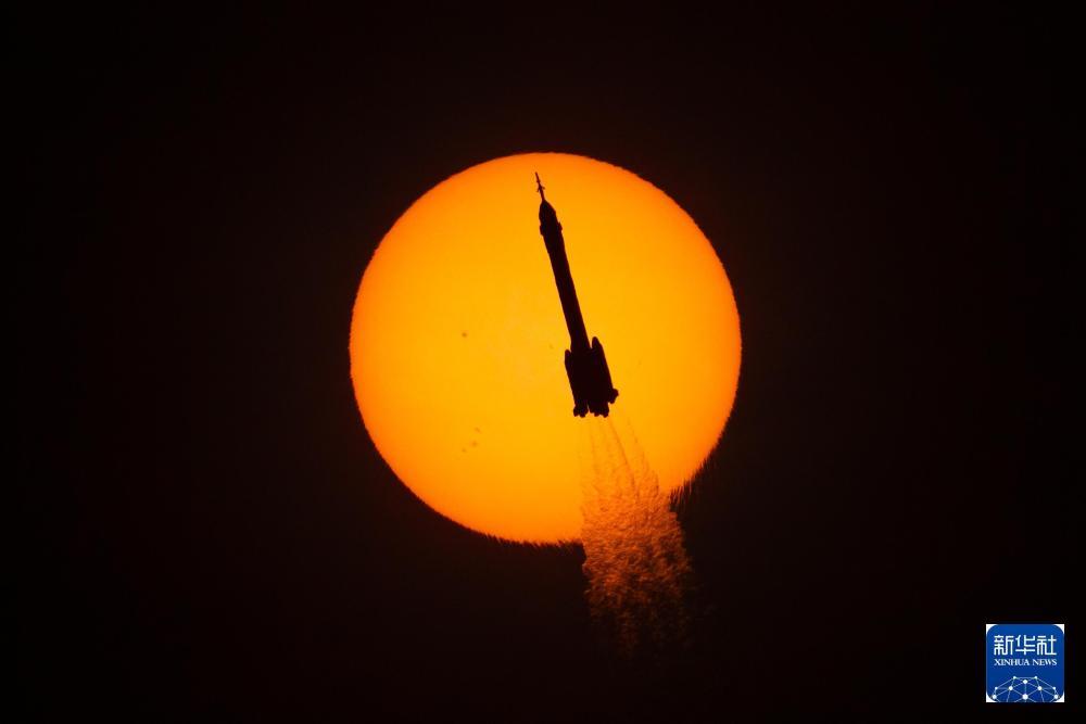 2025年11月25日，搭载神舟二十二号飞船的长征二号F遥二十二运载火箭，在酒泉卫星发射中心点火发射。神舟二十二号飞船与长征火箭成功分离并进入预定轨道，发射任务取得圆满成功。这是中国载人航天工程第一次应急发射任务。新华社发（葛利鑫 摄）