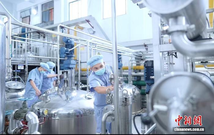 图为海南华研胶原科技股份有限公司内，工人正在进行生产。　(海南华研胶原科技股份有限公司 供图)