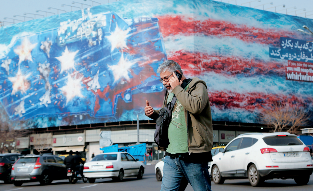 ·当地时间2026年1月25日,伊朗德黑兰,在一幅巨型宣传画中,美国航母甲板上遍布被损毁的战机。(视觉中国)