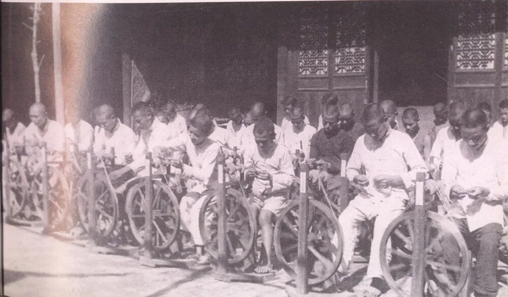 1939年,成都的工合社员正在学习使用新型纺车。中国工合国际委员会供图