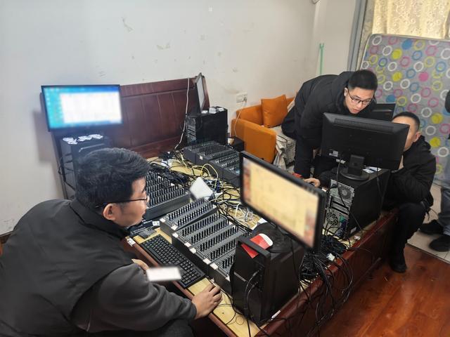 图：武汉市公安局东西湖区分局办案民警打掉一个贩卖公民个人信息的犯罪窝点，并现场查证。