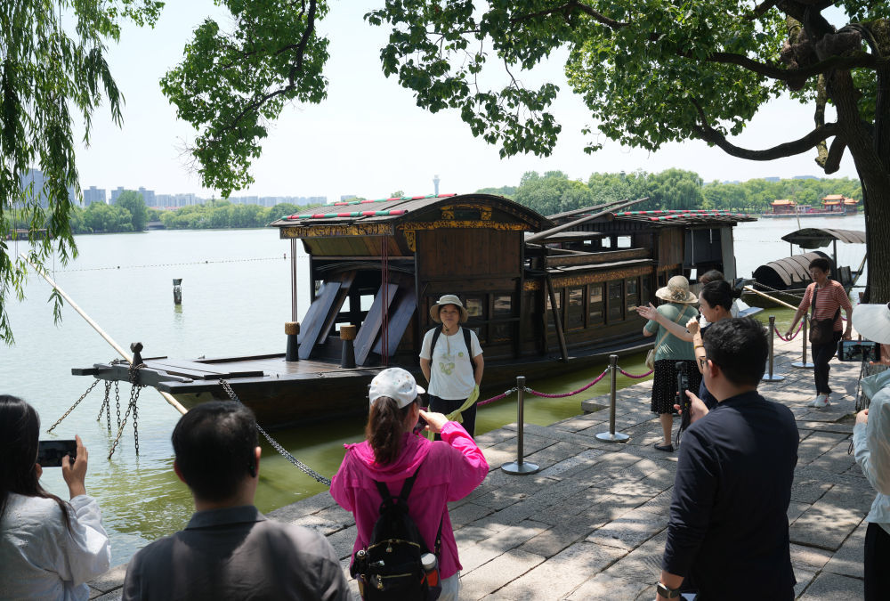 2026年6月1日,游客在浙江嘉兴南湖湖心岛瞻仰红船。新华社记者 韩传号 摄