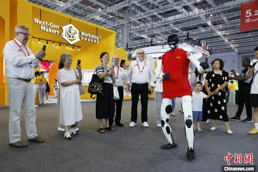 2026年9月24日,观众在上海第48届世界技能大赛现场拍摄人形机器人表演。中新社记者 殷立勤 摄