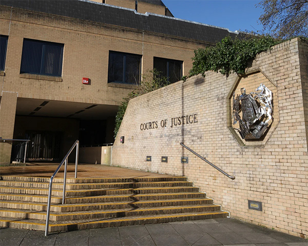 英国南安普顿刑事法庭 《卫报》
