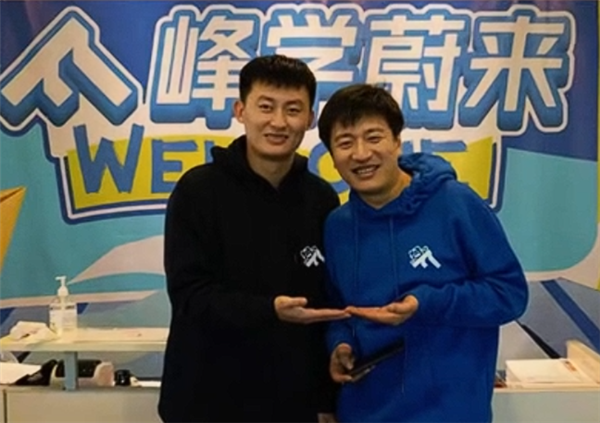 张雪峰去世15天 峰学未来总经理武亮复播 开播5小时人次超600万