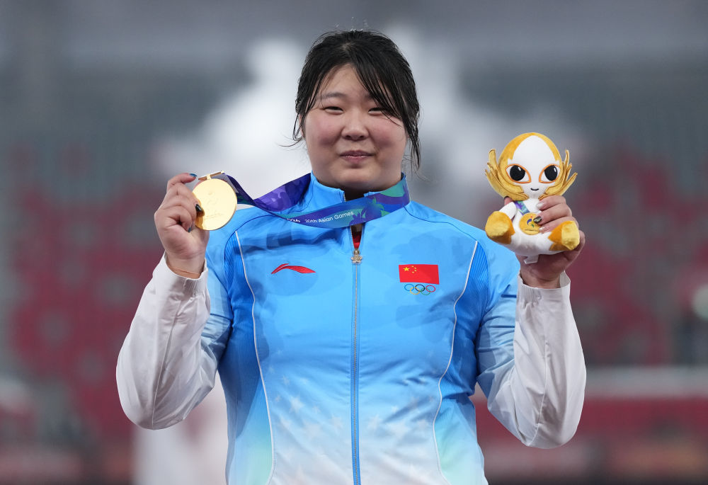 9月27日,冠军中国选手严子怡在爱知·名古屋亚运会田径项目女子标枪颁奖仪式上。新华社记者 贾宇辰 摄