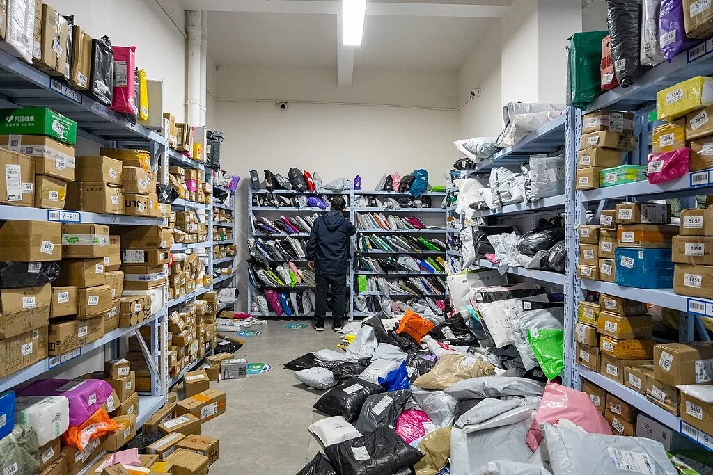 电商购物节中,驿站每天的快递堆积如山。图/视觉中国